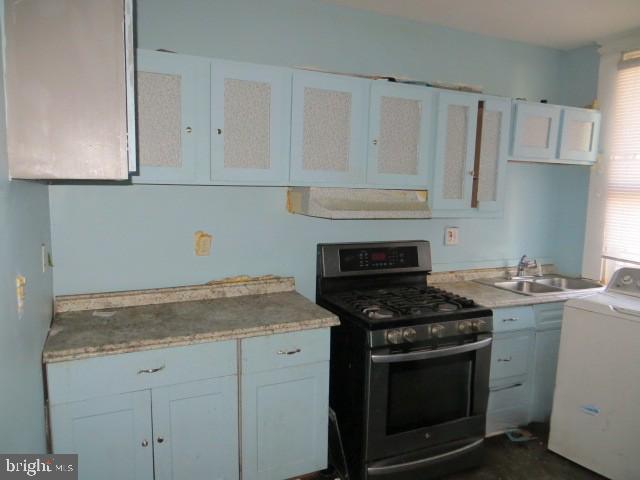1607 Ruxton Avenue Baltimore, MD 21216 - Photo 4 of 5 a kitchen with granite countertop white cabinets and stainless steel appliances