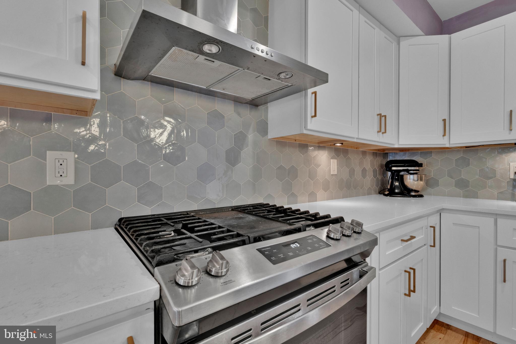 624 West 33rd Street Baltimore, MD 21211 - Photo 16 of 36 Kitchen with Stainless Appliances