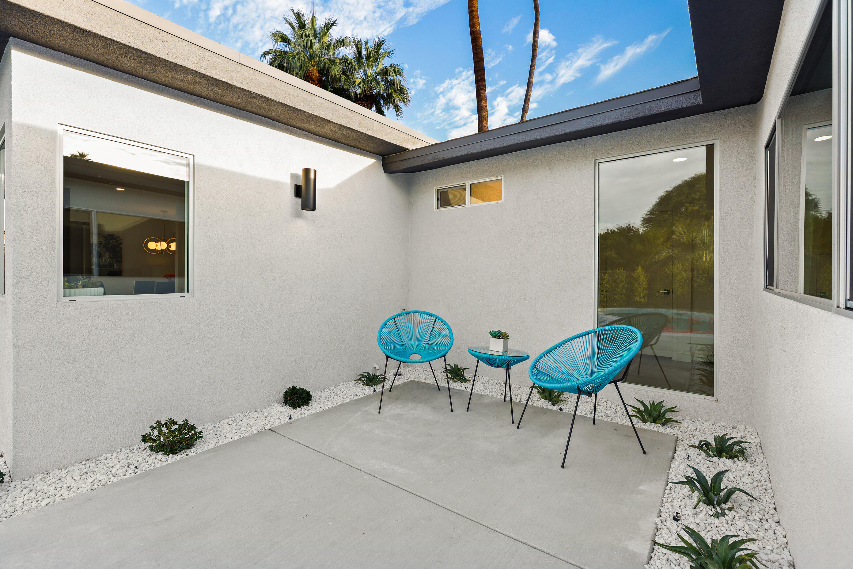 70170 Sun Valley Drive Rancho Mirage, CA 92270 - Photo 21 of 25 a balcony with table and chairs