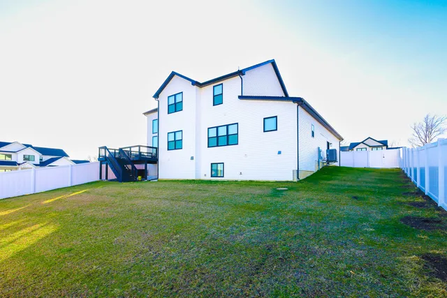a view of a house with backyard and garden