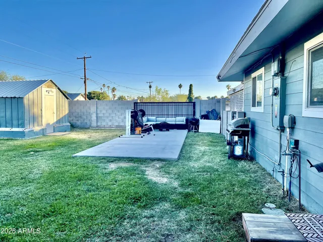 a view of a house with backyard and porch