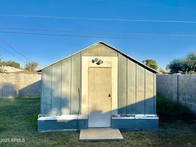 a view of a back yard