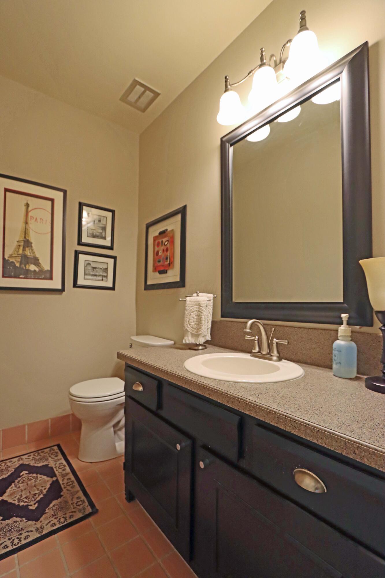 3969 Newhall Road Upper Arlington, OH 43220 - Photo 31 of 82 guest hall bathroom