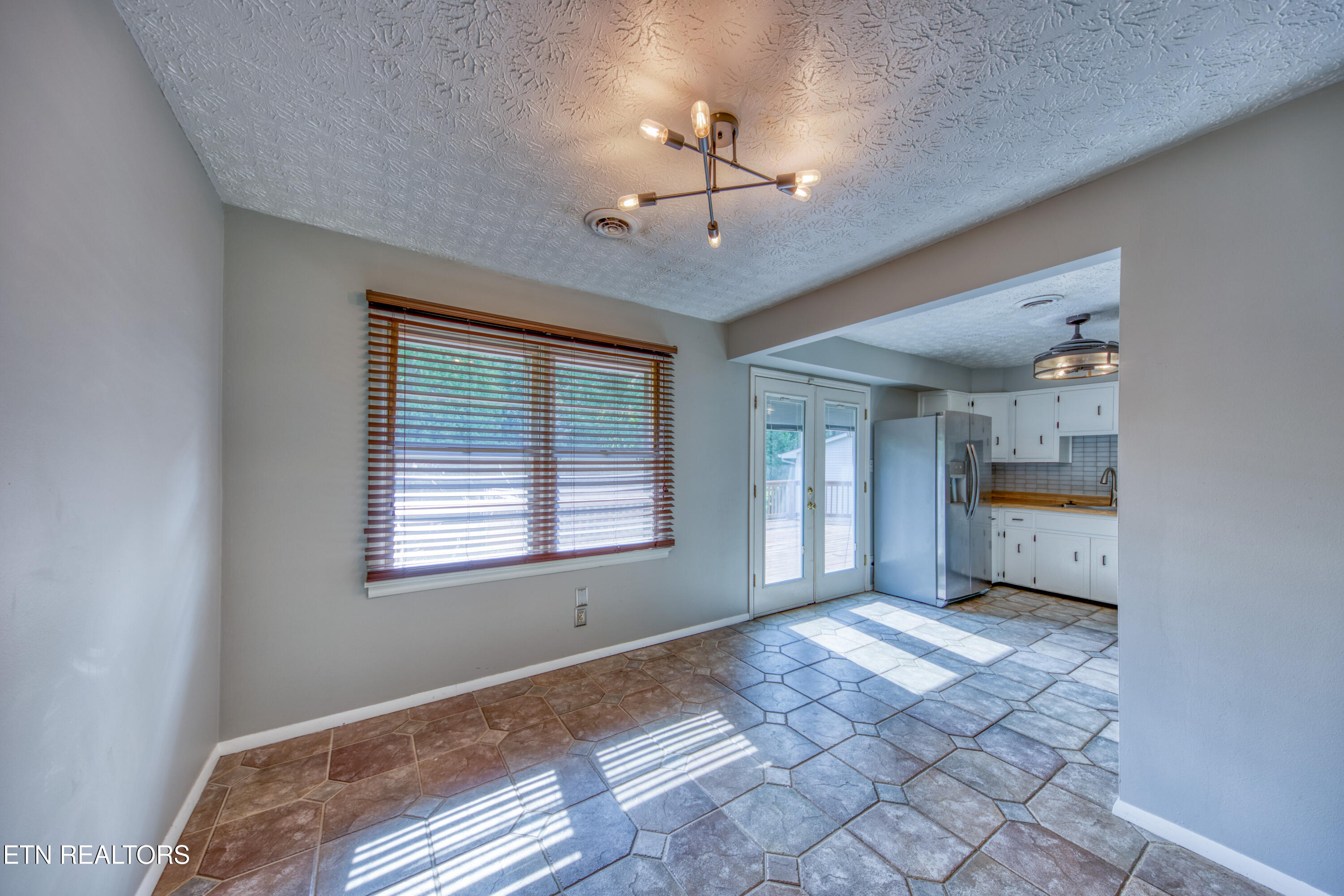 916 Mallory Road Knoxville, TN 37919 - Photo 10 of 23 Central dining area