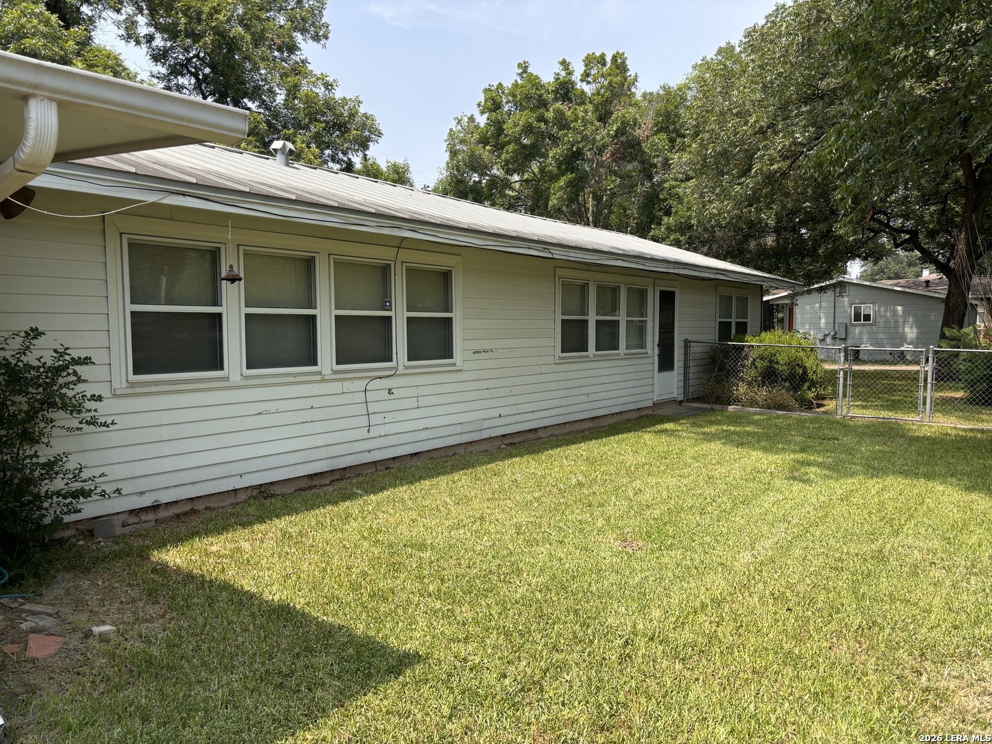 123 West Anglin Street Uvalde, TX 78801 - Photo 7 of 22