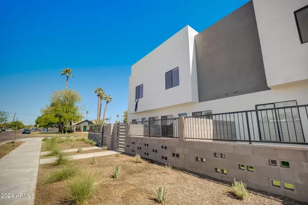 a view of a house with backyard