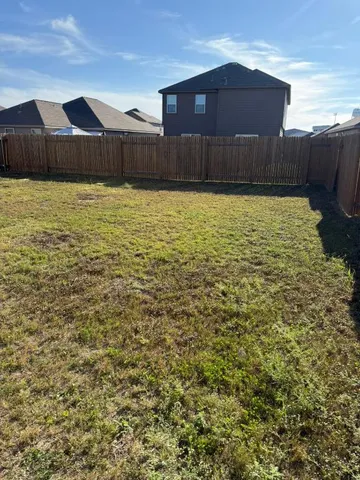 a view of a back yard