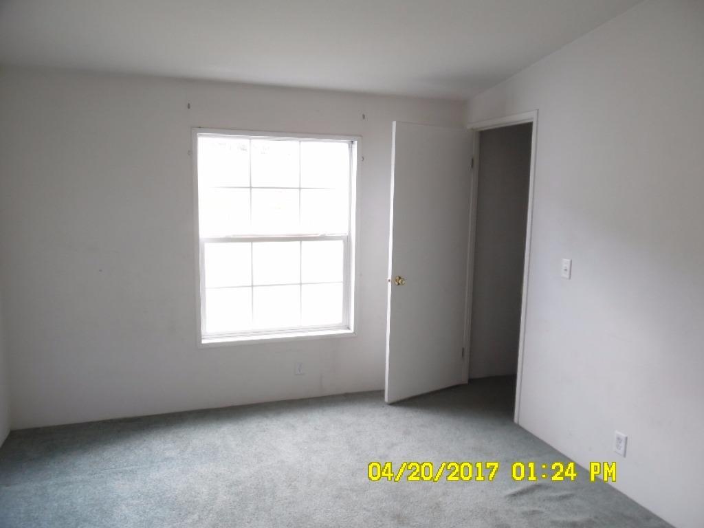 6519 Tolo Road Central Point, OR 97502 - Photo 3 of 5 an empty room with a window