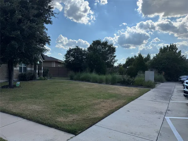 a view of a backyard
