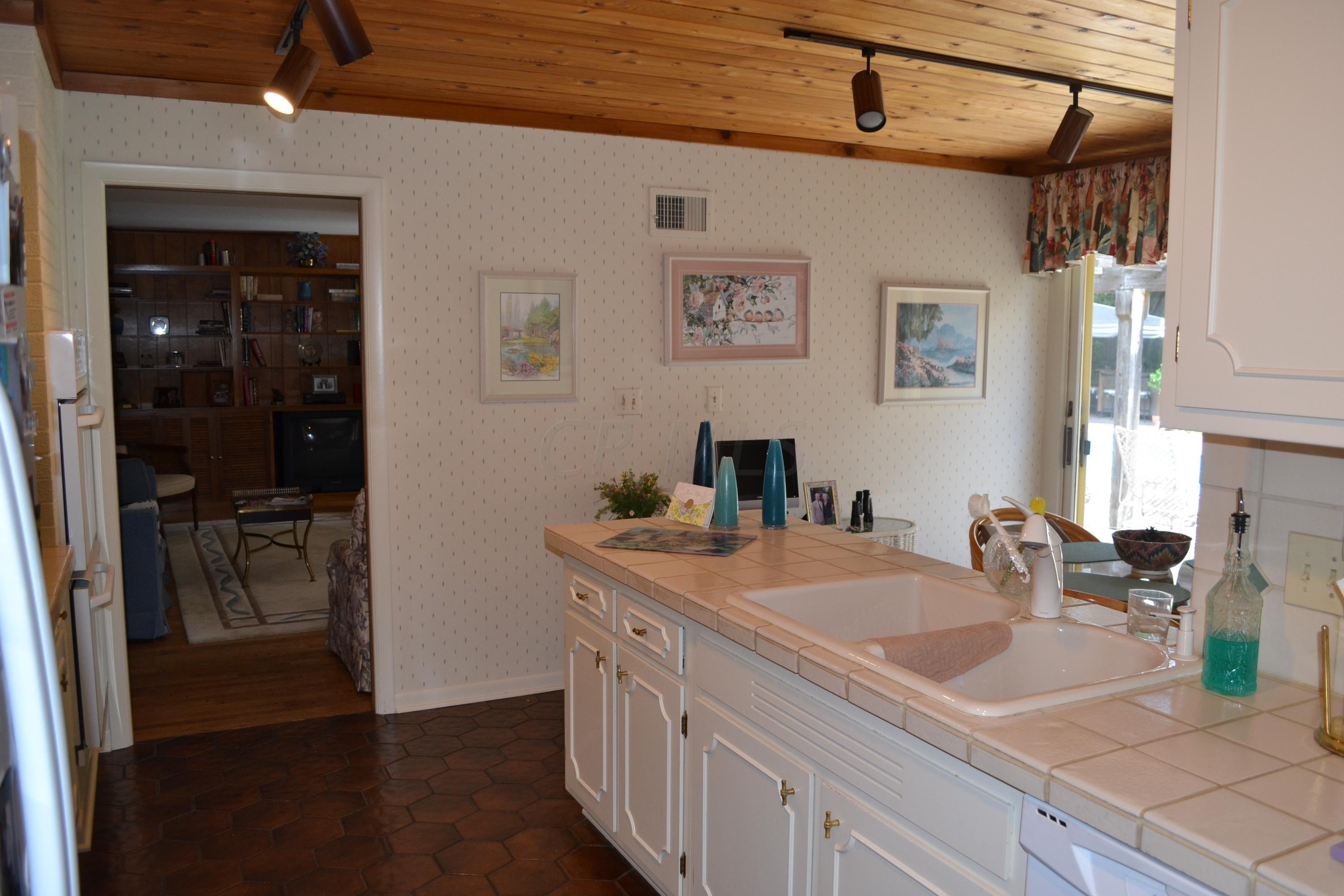 4290 Harborough Road Columbus, OH 43220 - Photo 4 of 14