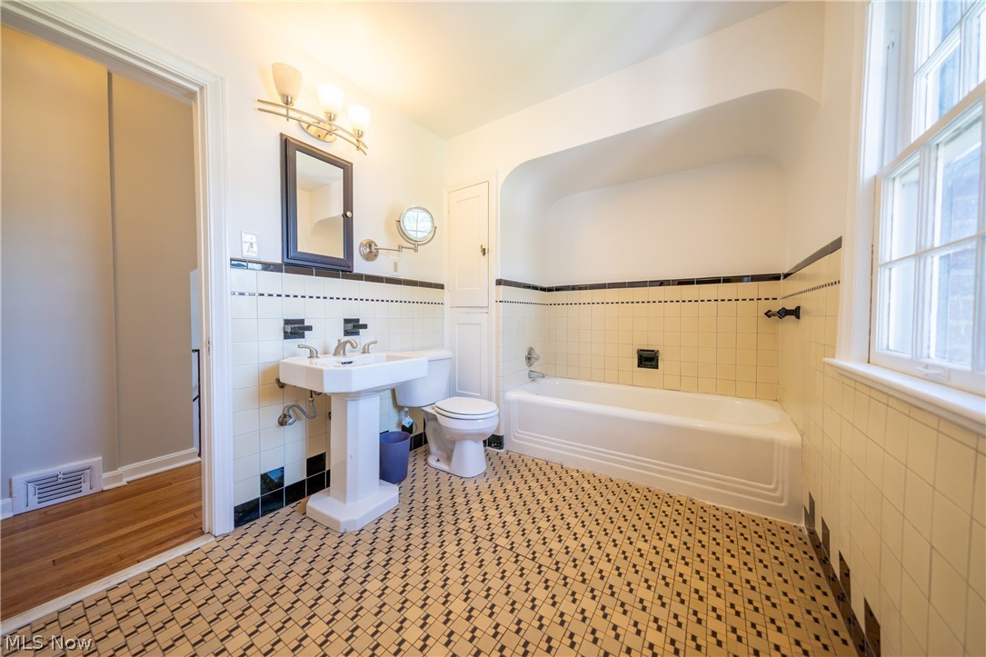 2552 Traymore Road Cleveland, OH 44118 - Photo 25 of 35 The large Main Bathroom