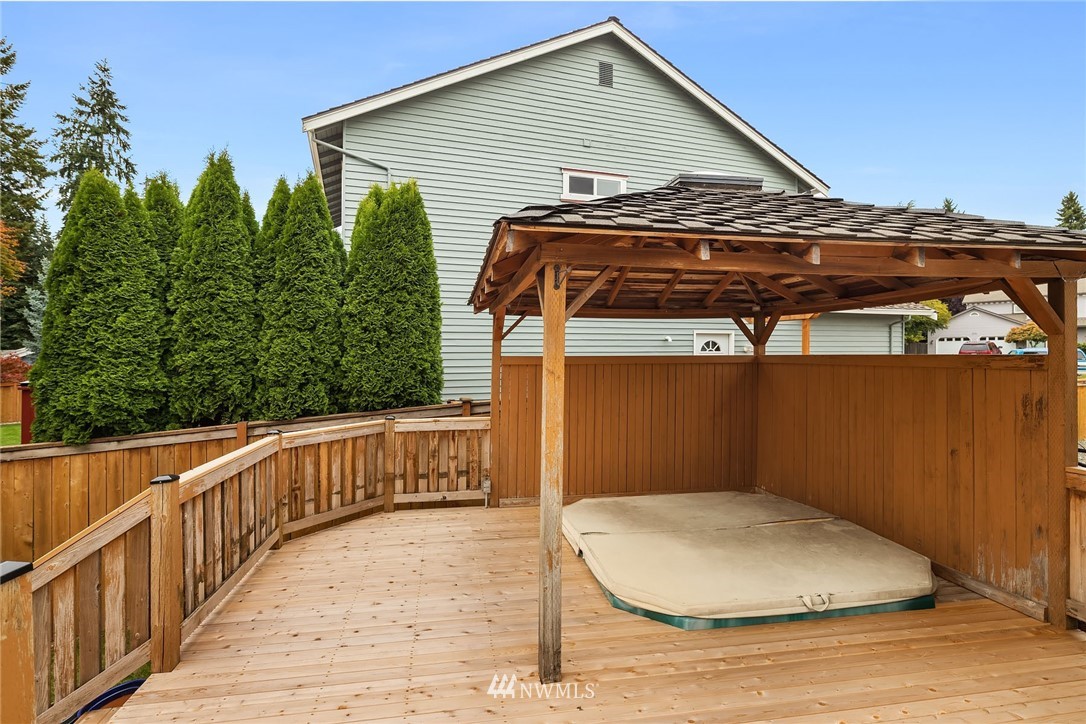 210 237th Place Southwest Bothell, WA 98021 - Photo 20 of 23 a view of balcony with small garden