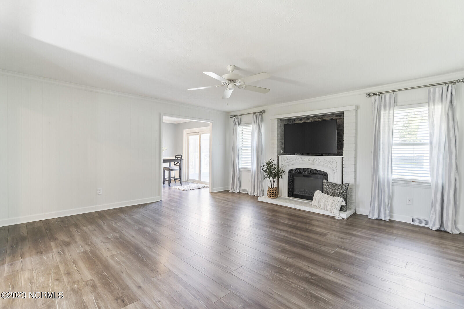 617 Porters Neck Road Wilmington, NC 28411 - Photo 8 of 47 Living room has area for gas log fireplace or wood burning stove