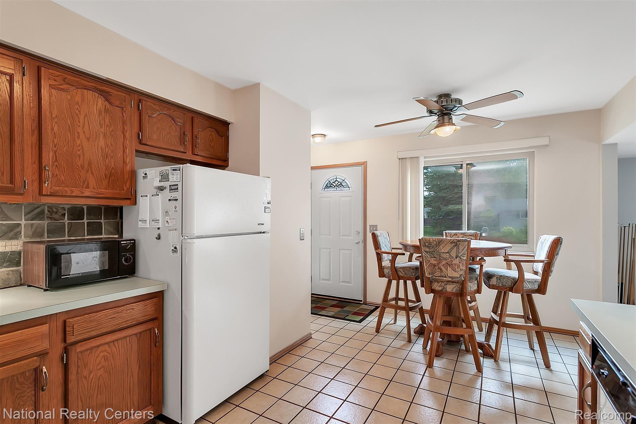 2720 Bridget Avenue Rochester, MI 48307 - Photo 16 of 36 16-2720-Bridget-Ave-WindowStill-Rea.jpg