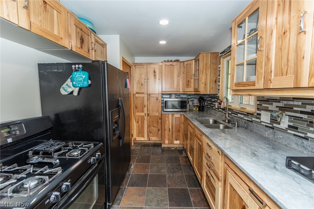 8203 Spring Garden Road Cleveland, OH 44129 - Photo 10 of 34