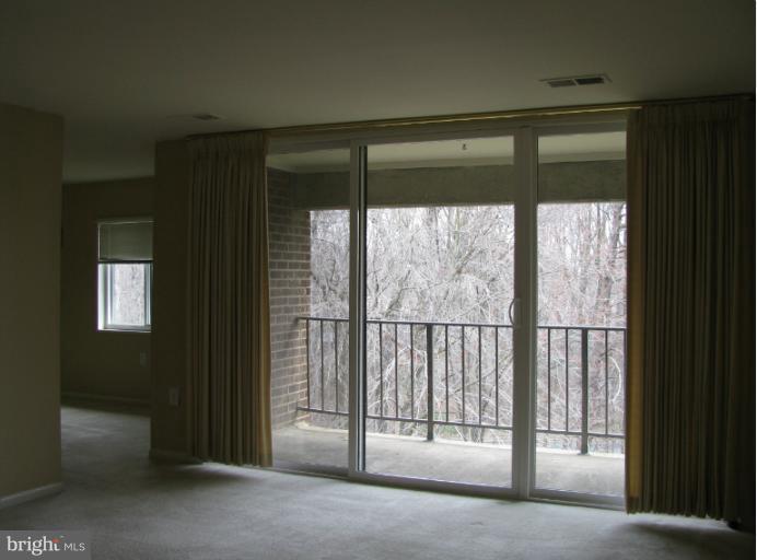 1427 Northgate Square, Unit 27/32B Reston, VA 20190 - Photo 10 of 19 Living Room