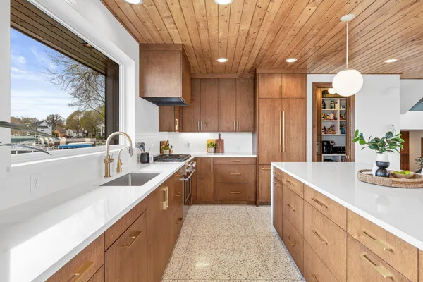 $3,149,000 | 4919 3 Points Boulevard, Mound, MN 55364