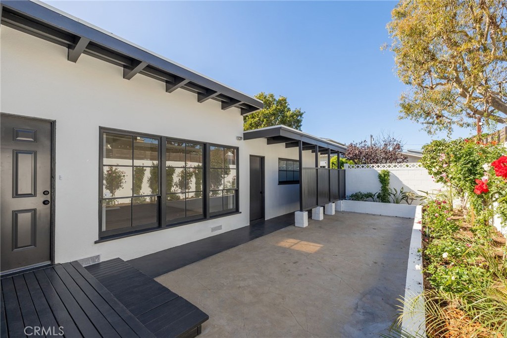 3516 Elm Avenue Manhattan Beach, CA 90266 - Photo 2 of 17 Enclosed court yard