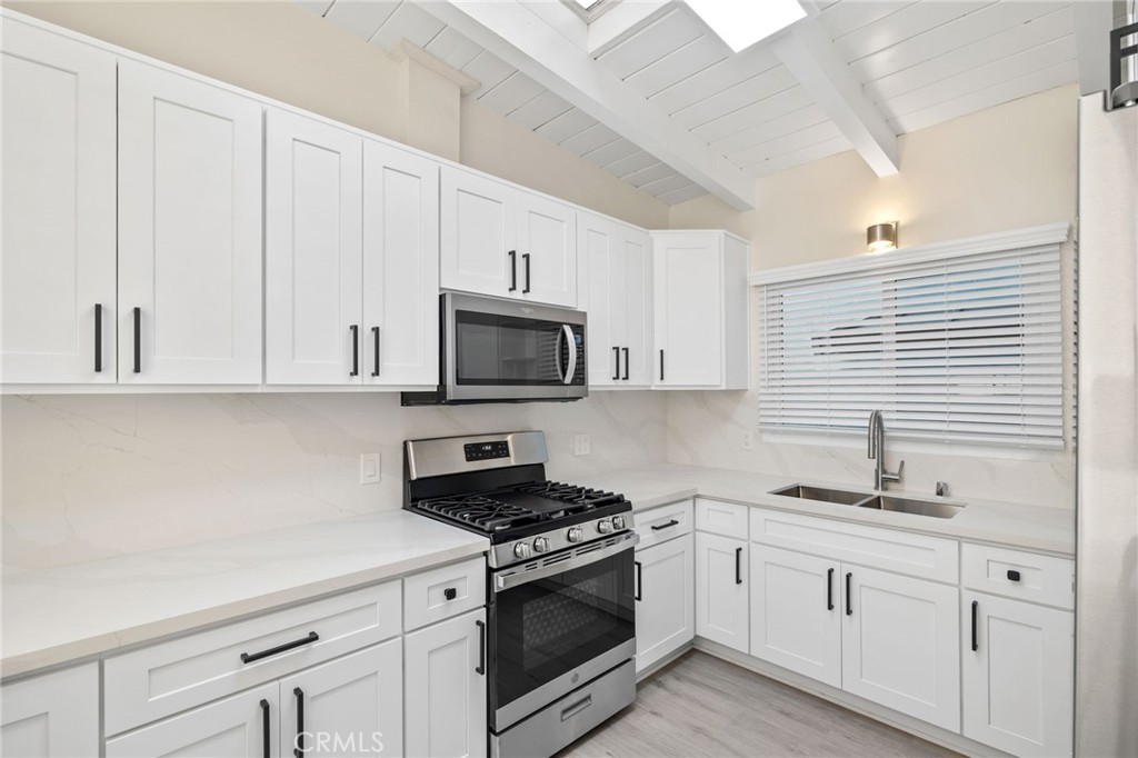 3516 Elm Avenue Manhattan Beach, CA 90266 - Photo 6 of 17 Kitchen