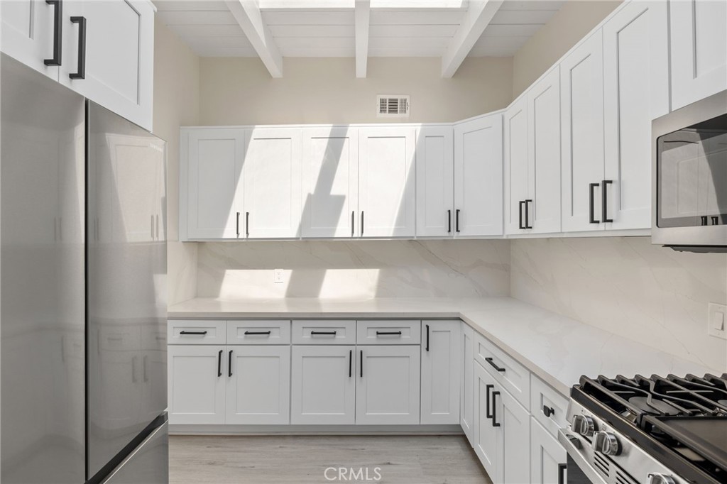 3516 Elm Avenue Manhattan Beach, CA 90266 - Photo 7 of 17 Quartz Counters and Back splash