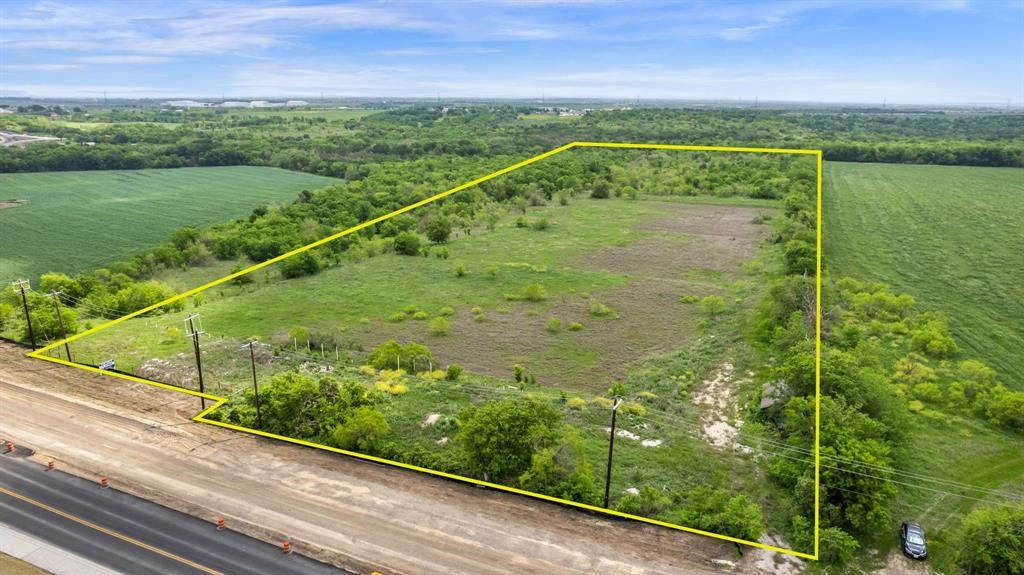 14016 Cameron Road Manor, TX 78653 - Photo 2 of 4 a view of a garden from a balcony