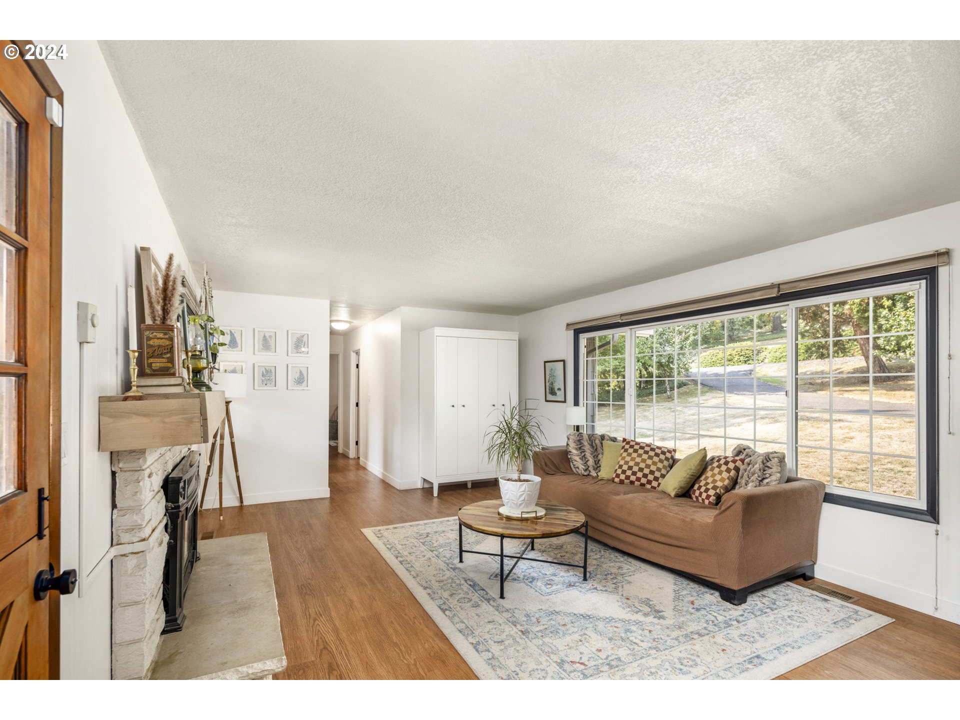 13762 Southeast Wiese Road Damascus, OR 97089 - Photo 8 of 44 a living room with furniture and a large window