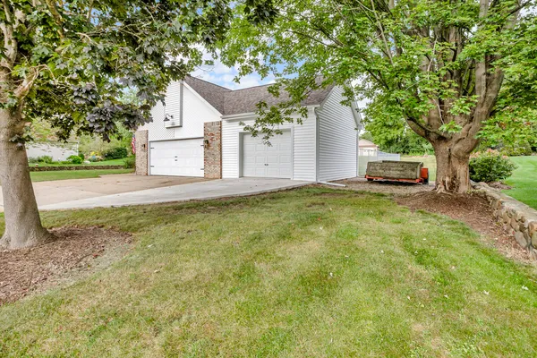 $399,900 | 2018 West Coachlight Drive, Jackson, MI 49201