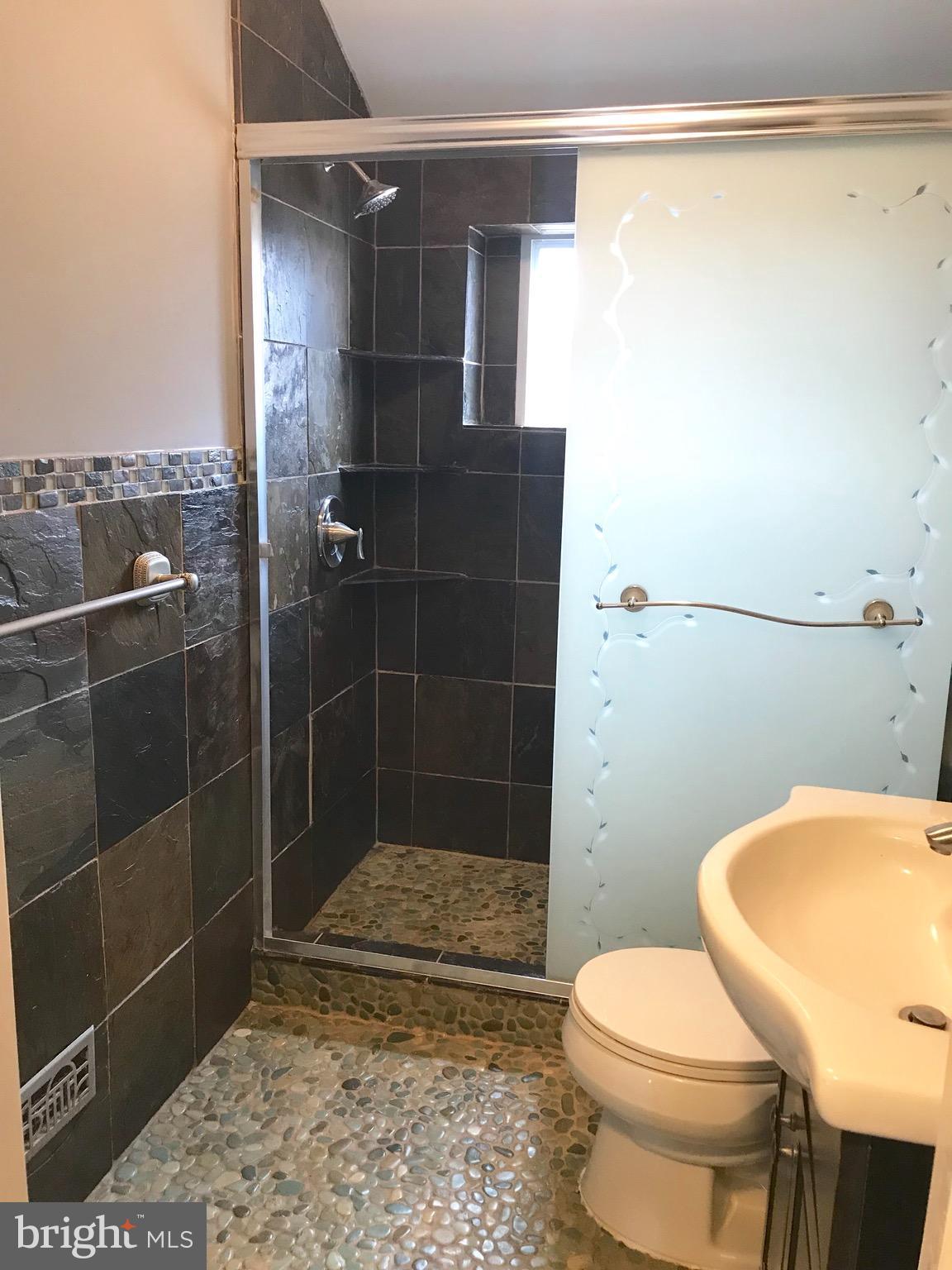 3404 North Point Road Baltimore, MD 21222 - Photo 9 of 12 Bath
