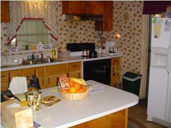 48 Carol Place Freeport, FL 32439 - Photo 16 of 17 a kitchen with a table and chairs