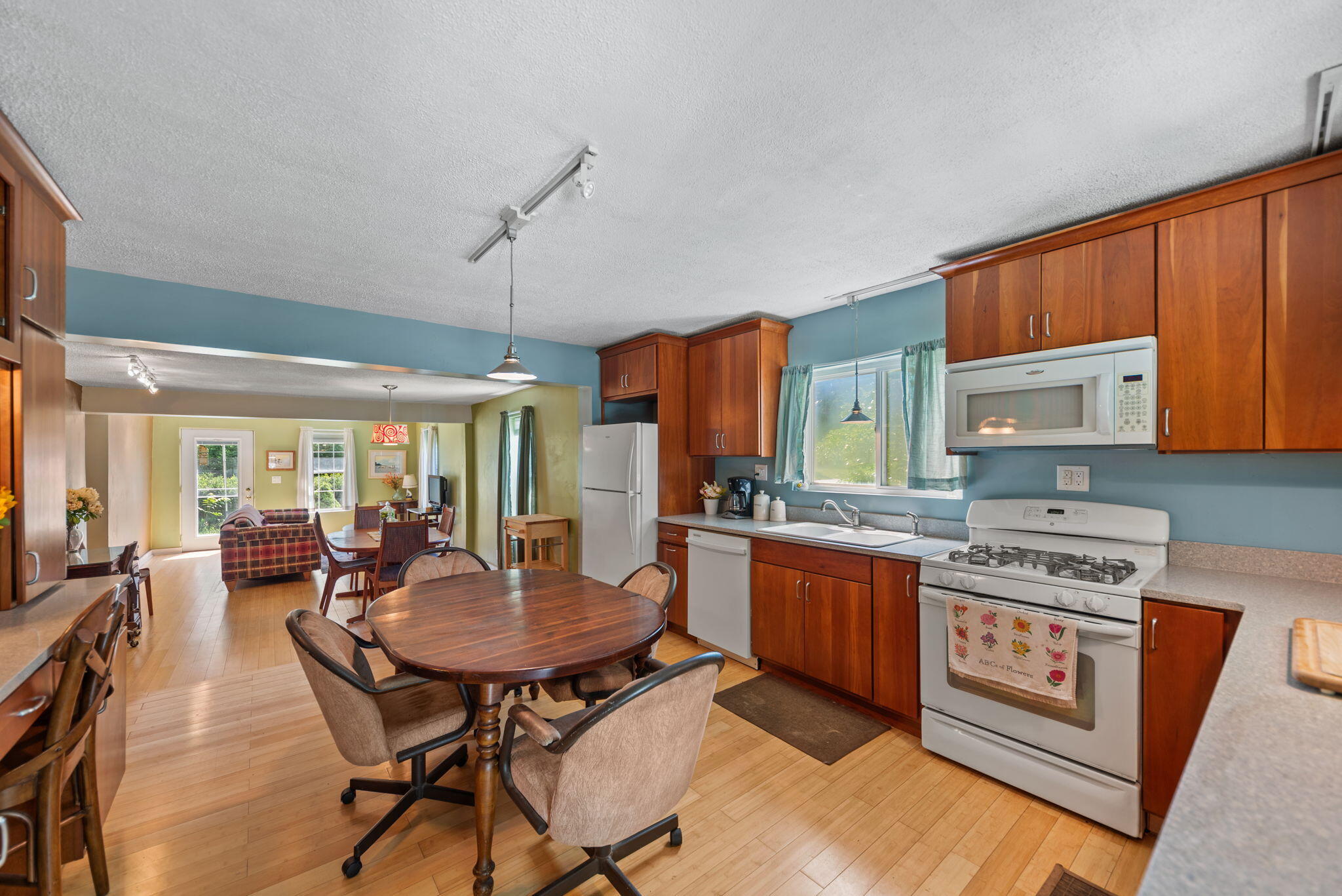 702 North Karwick Road Michigan City, IN 46360 - Photo 6 of 22 2048x1367