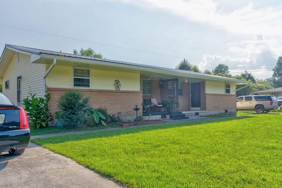 4206 Bennett Road Chattanooga, TN 37412 - Photo 3 of 28 a front view of house with yard and outdoor seating