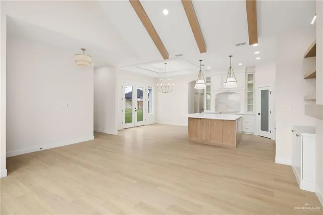 a view of entryway and kitchen