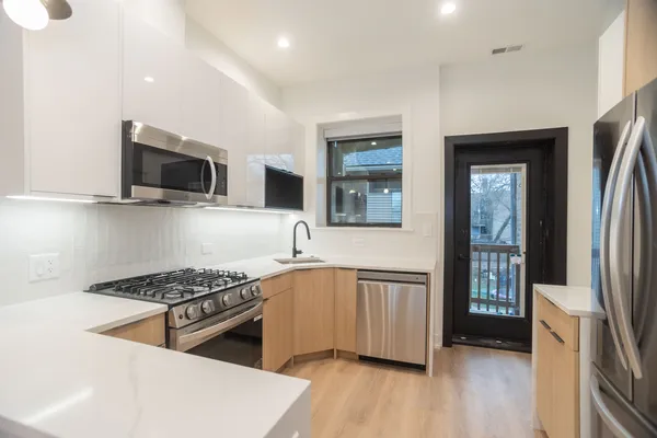 $2,950 | 3251 West Belden Avenue, Unit 3W, Chicago, IL 60647