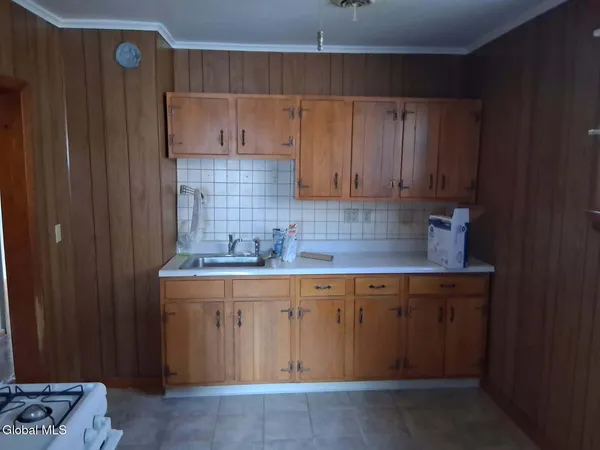 $1,400 | 357 Forest Avenue, Unit 2, Amsterdam, NY 12010