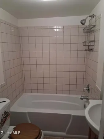 $1,400 | 357 Forest Avenue, Unit 2, Amsterdam, NY 12010