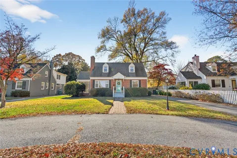 a view of house with a yard