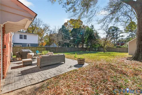 a view of back yard of the house