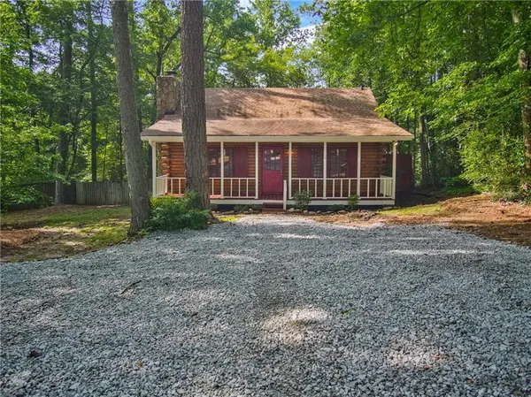 a view of a house with backyard and garden