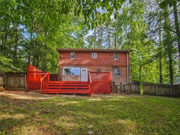 a view of front of a house with a yard