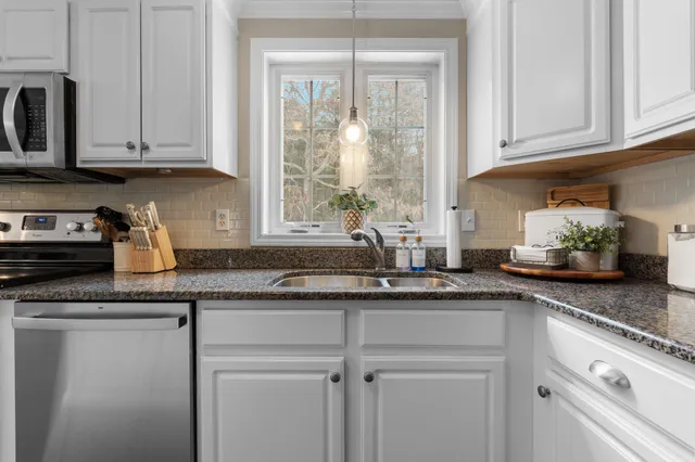 $589,900 | 8 Snowdrop Lane, Litchfield, NH 03052