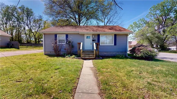 $995 | 611 North Ash Street, Nevada, MO 64772