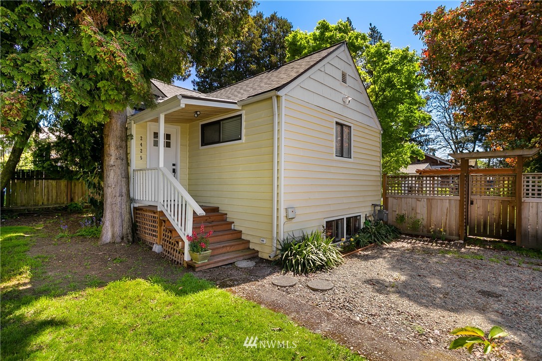 2425 Southwest Roxbury Street Seattle, WA 98106 - Photo 2 of 25 Gallery Image 2