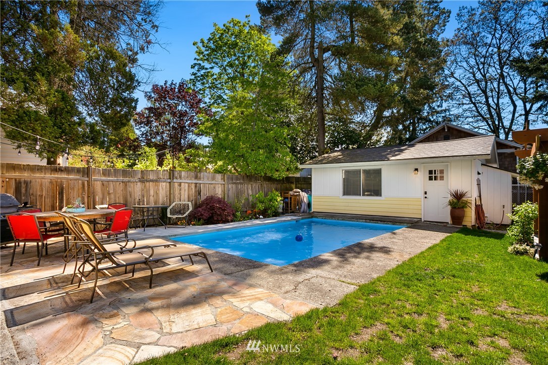 2425 Southwest Roxbury Street Seattle, WA 98106 - Photo 3 of 25 Gallery Image 3