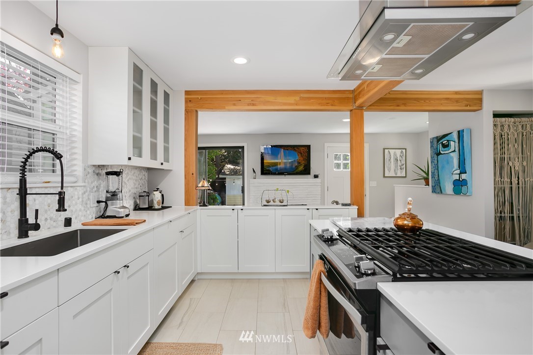 2425 Southwest Roxbury Street Seattle, WA 98106 - Photo 4 of 25 Gallery Image 4
