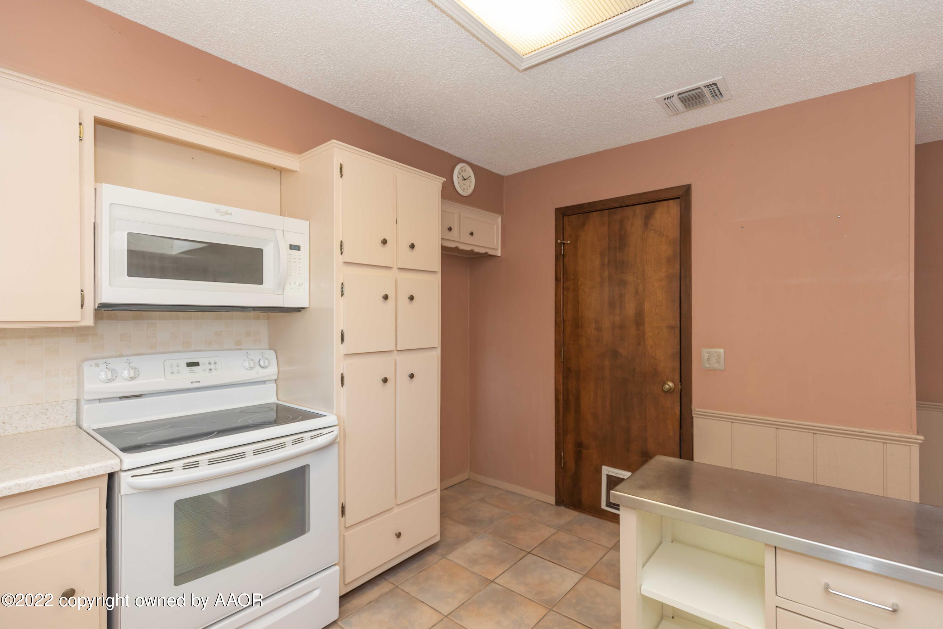 5408 Hillside Road Amarillo, TX 79109 - Photo 15 of 43 KITCHEN VIEW 3