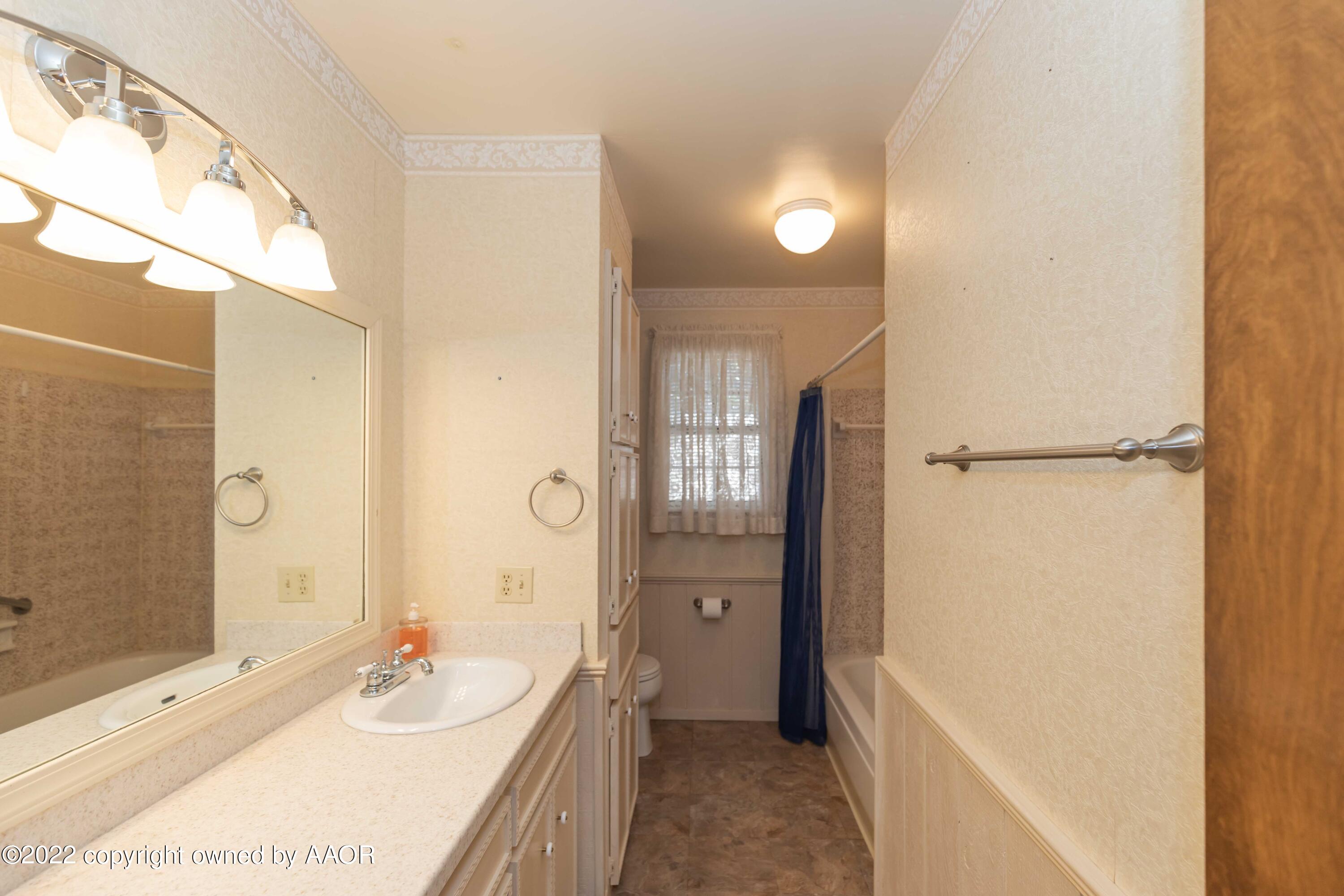 5408 Hillside Road Amarillo, TX 79109 - Photo 27 of 43 BATHROOM 2 VIEW 1