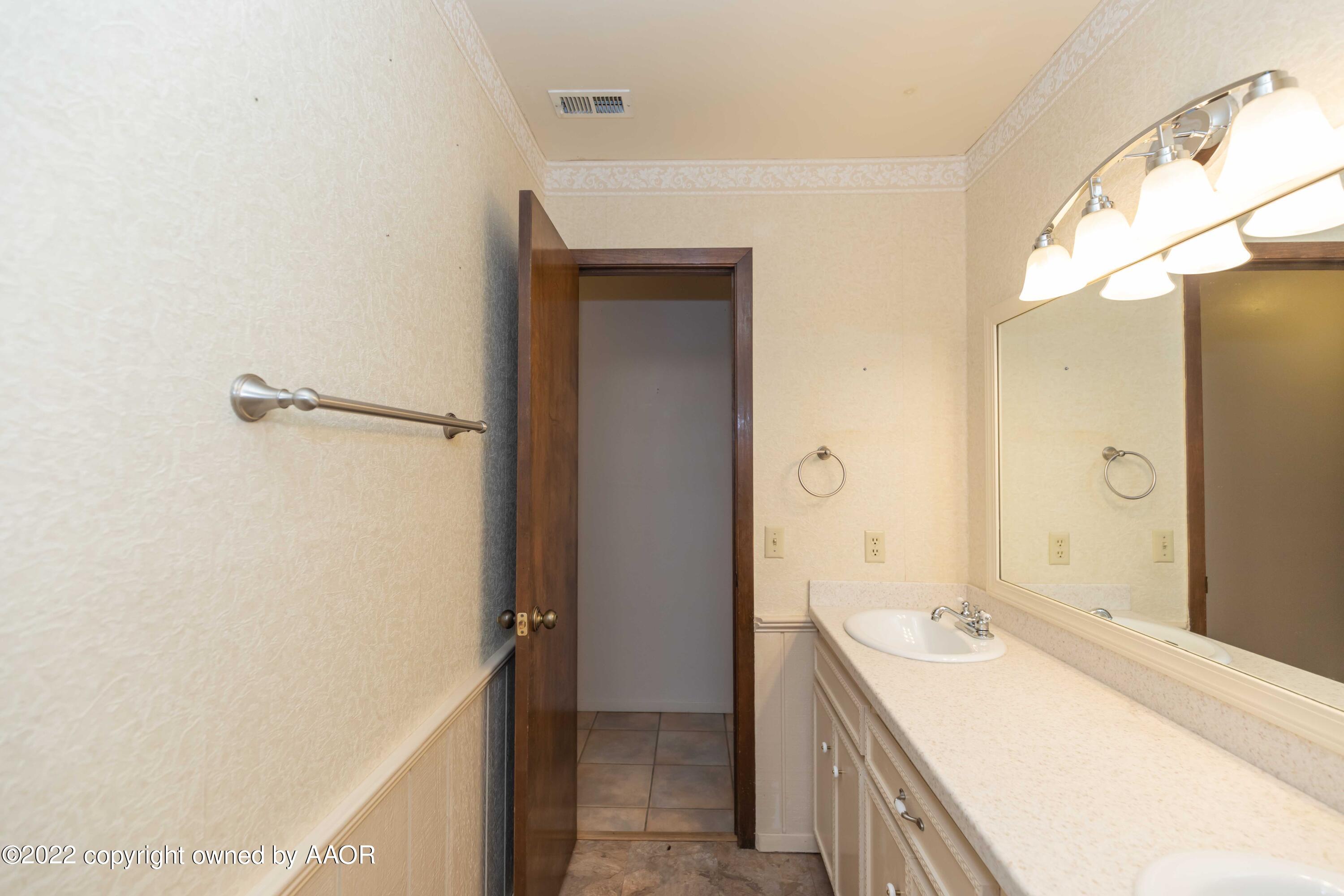 5408 Hillside Road Amarillo, TX 79109 - Photo 29 of 43 BATHROOM 2 VIEW 3