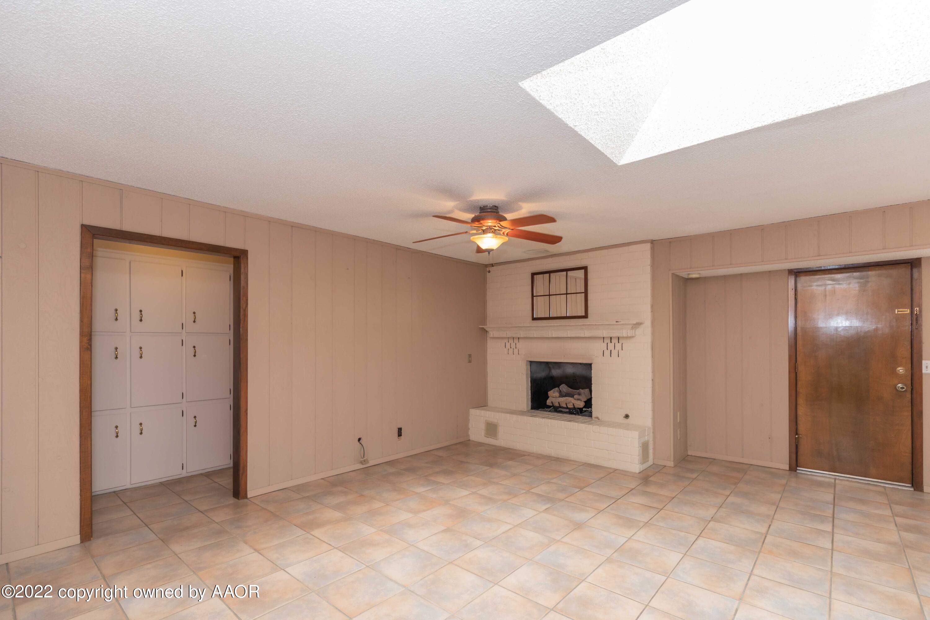 5408 Hillside Road Amarillo, TX 79109 - Photo 9 of 43 LIVING ROOM VIEW 2