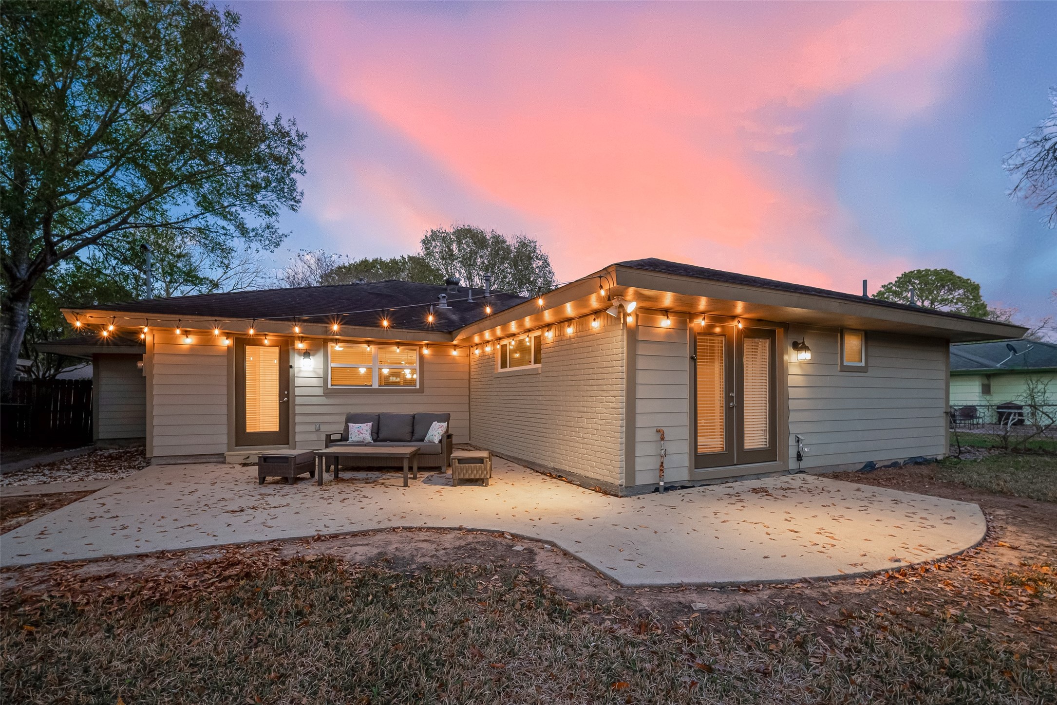 5323 Briarbend Drive Houston, TX 77096 - Photo 33 of 38 a view of a terrace with a table and chairs under an umbrella
