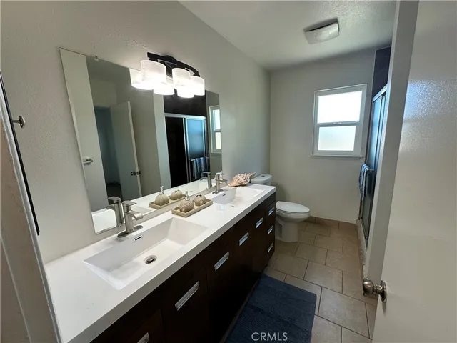 a view of empty room with a ceiling fan